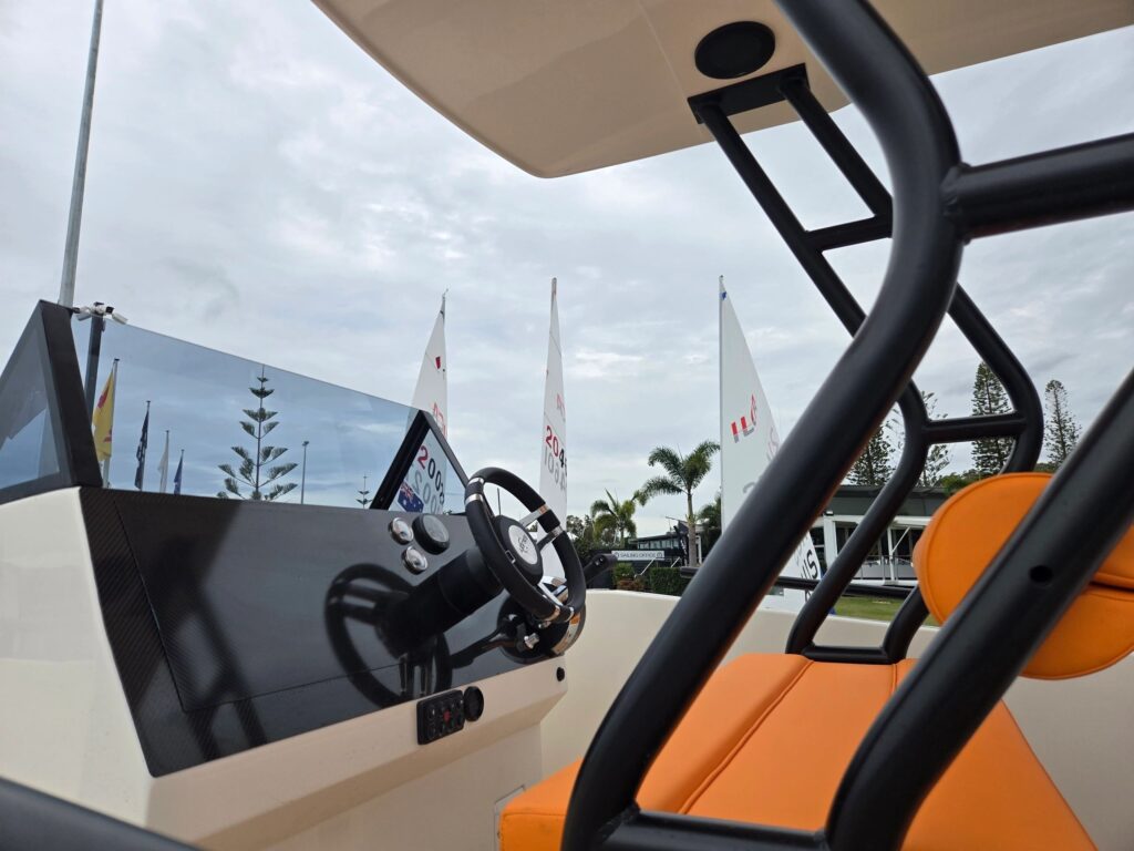 CJS Marine Battle Axe 680 – Helm Battle Axe 680 centre console helm beneath T-top canopy